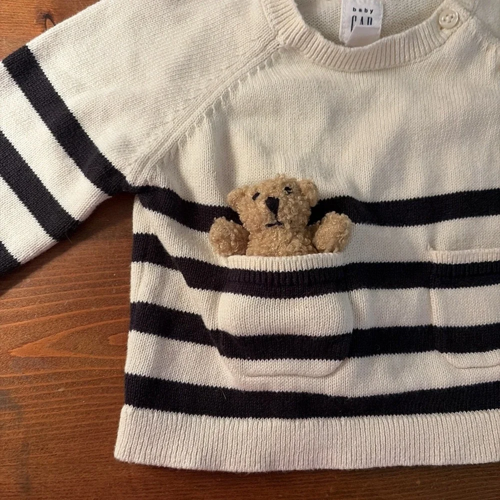 BABY GAP BEIGE BEAR‎ POCKET SWEATER SIZE 6-12 Months